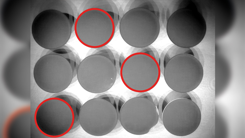 Mit dem neuen Messsystem auf Dichtheit geprüfte Kaffeekapseln. Mit dem neuen Messsystem auf Dichtheit geprüfte Kaffeekapseln.