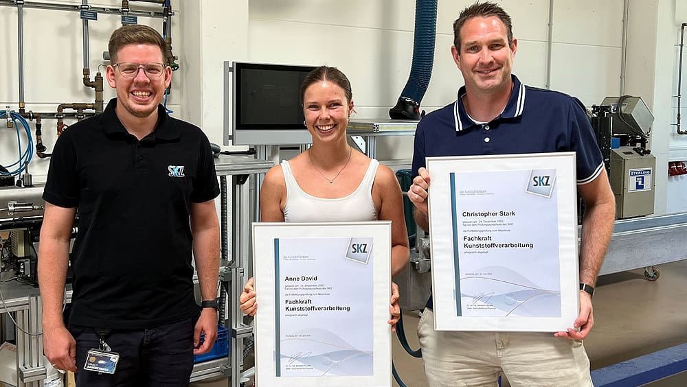 Anne David und Christopher Stark (rechts) gehören zu den erfolgreichen Absolventen der SKZ-Weiterbildung „Fachkraft Kunststoffverarbeitung“. Anne David und Christopher Stark (rechts) gehören zu den erfolgreichen Absolventen der SKZ-Weiterbildung „Fachkraft Kunststoffverarbeitung“.