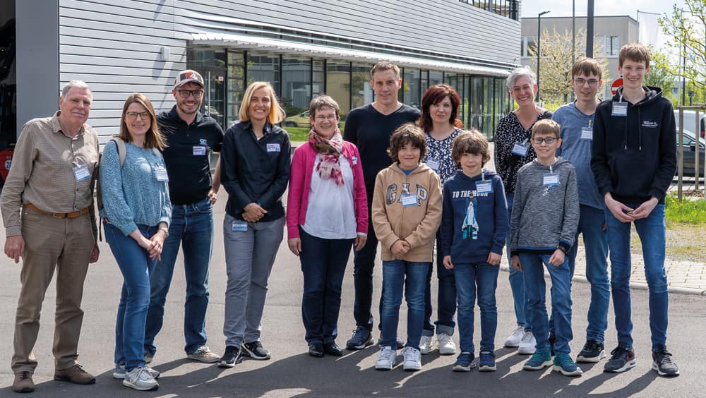 Die diesjährigen Preisträger des SKZ-Sonderpreises von „Jugend forscht“ Jonas Kirchner und Marc Kolb (1. und 2. von rechts) mit ihren Familien zu Besuch am SKZ zusammen mit den SKZ-Mitarbeitern Matthias Ruckdeschel, Irena Heuzeroth und Dr. Benedikte Die diesjährigen Preisträger des SKZ-Sonderpreises von „Jugend forscht“ Jonas Kirchner und Marc Kolb (1. und 2. von rechts) mit ihren Familien zu Besuch am SKZ zusammen mit den SKZ-Mitarbeitern Matthias Ruckdeschel, Irena Heuzeroth und Dr. Benedikte Hatz