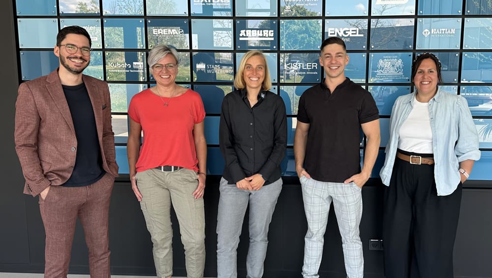 Neue Kooperation zwischen der 3D-Druck Akademie und dem Kunststoff-Zentrum SKZ zur Bildung in der Additiven Fertigung gestartet (v.l.n.r. Matthias Ruff, Anja Krehn, Irena Heuzeroth, Andreas Weiß, Katrin Heilig) Neue Kooperation zwischen der 3D-Druck Akademie und dem Kunststoff-Zentrum SKZ zur Bildung in der Additiven Fertigung gestartet (v.l.n.r. Matthias Ruff, Anja Krehn, Irena Heuzeroth, Andreas Weiß, Katrin Heilig)