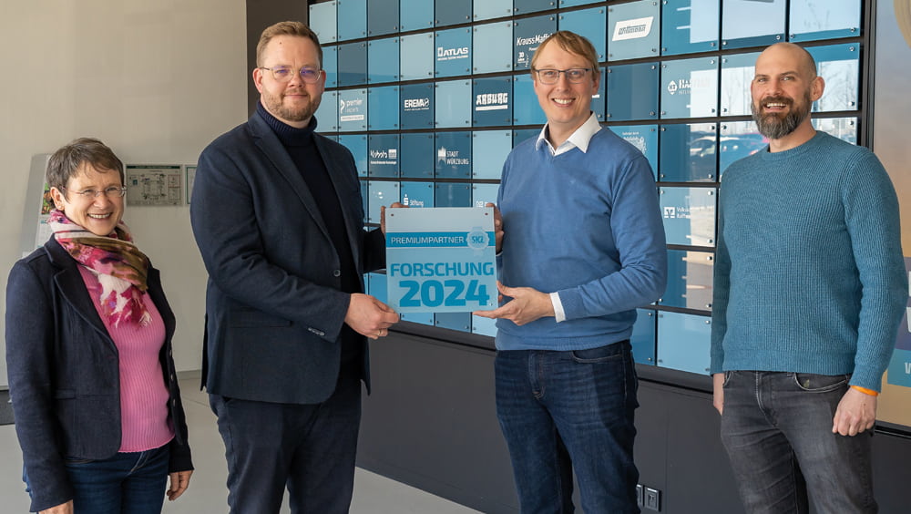 Christoph Kugler, Gruppenleiter der Digitalisierung am SKZ (2.v.r.) übergibt die Auszeichnung zum Premium Partner an Jonas Schramm, Head of Industry Solutions Christoph Kugler, Gruppenleiter der Digitalisierung am SKZ (2.v.r.) übergibt die Auszeichnung zum Premium Partner an Jonas Schramm, Head of Industry Solutions
