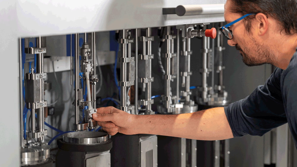 Neu entwickelte Prüfanlage (bestehend aus sechs autarken Messstationen) zur Ermittlung des Einflusses von Medien auf die Spannungsrissbeständigkeit von Kunststoffen Neu entwickelte Prüfanlage (bestehend aus sechs autarken Messstationen) zur Ermittlung des Einflusses von Medien auf die Spannungsrissbeständigkeit von Kunststoffen