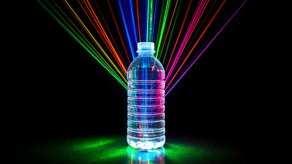 Kunststoffflasche wird mit Laserstrahlung verschiedener Wellenlängen bestrahlt