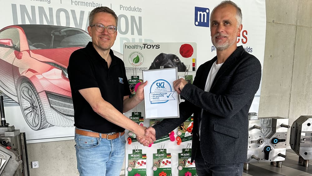 Alexander Ebenbeck (links) vom SKZ und Markus Seidl, Geschäftsführer Healthy Toys GmbH, bei der Übergabe des Prüfsiegels. Alexander Ebenbeck (links) vom SKZ und Markus Seidl, Geschäftsführer Healthy Toys GmbH, bei der Übergabe des Prüfsiegels.